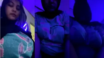 Tante Khamraisy Hijab Spill Toket Live Video by Indo18