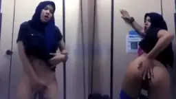 Hijab Sange di Kamar Mandi Video by KingBokep